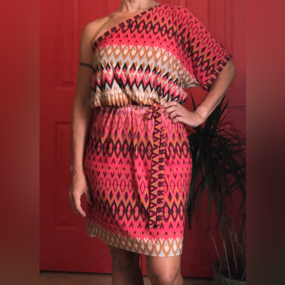 Preowned Maggy London dress one sleeved, split sleeve dress